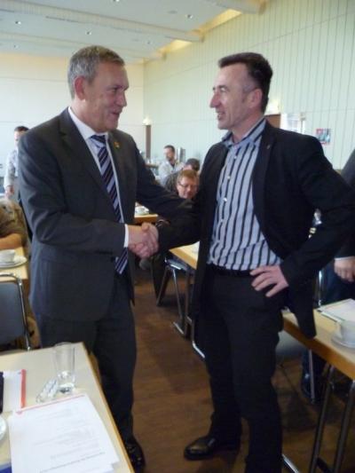 Robert Feiger gratuliert Wolfgang Kreis zur Wiederwahl